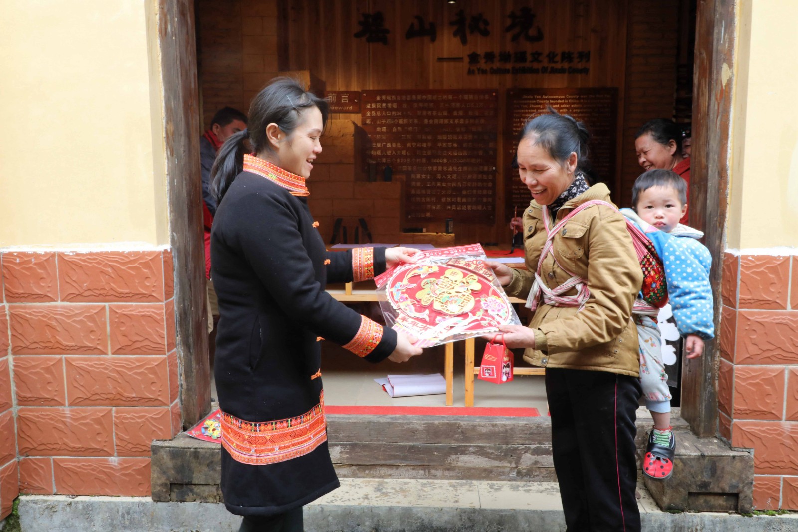 六巷乡下古陈村金秀镇六段村对对春联送祝福,红红火火迎新春.